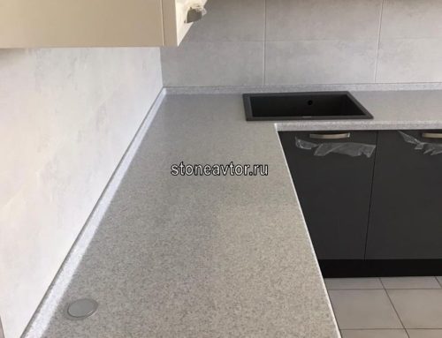 Светло-серая угловая кухонная столешница из акрилового камня на заказ