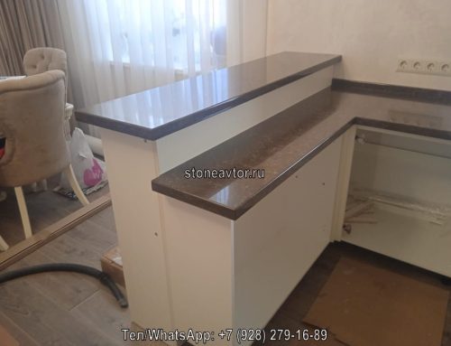 Угловая кухня с двухуровневой барной стойкой под мрамор